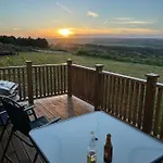 Cuddles & Bubbles Cozy With Jacuzzi Hot Tub Chalet *