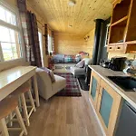 Cuddles & Bubbles Cozy With Jacuzzi Hot Tub Chalet Whitby