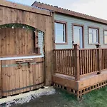 Cuddles & Bubbles Cozy With Jacuzzi Hot Tub * Whitby