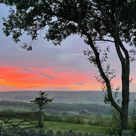 Cuddles & Bubbles Cozy With Jacuzzi Hot Tub Whitby