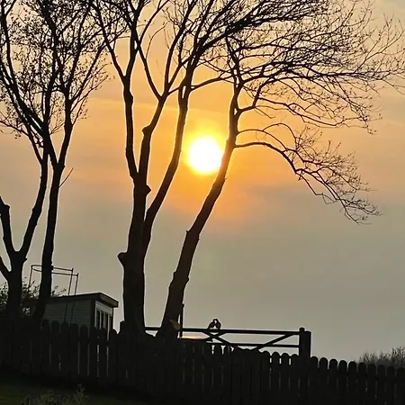 Cuddles & Bubbles Cozy With Jacuzzi Hot Tub * Whitby