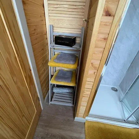 Cuddles & Bubbles Cozy With Jacuzzi Hot Tub Whitby