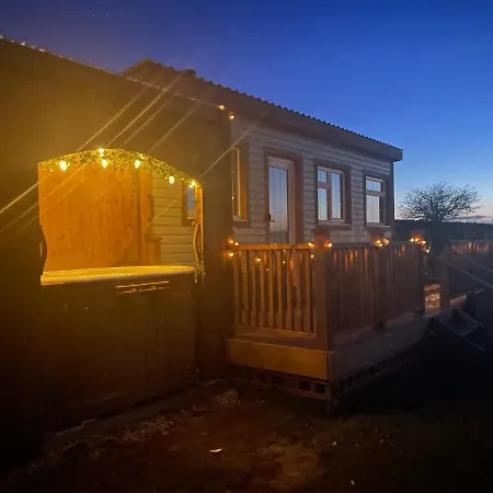Keepers Shepherd Hut With Hot Tub * Whitby