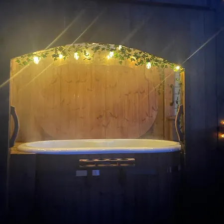 Chalet Keepers Shepherd Hut With Hot Tub
