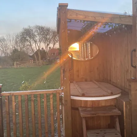 Keepers Shepherd Hut With Hot Tub Chalet *