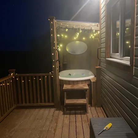 Chalet Keepers Shepherd Hut With Hot Tub