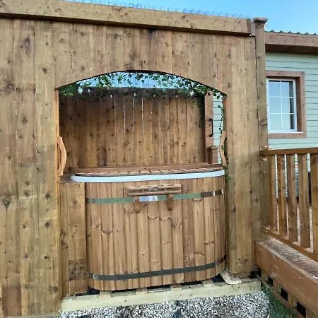 Keepers Shepherd Hut With Hot Tub Dağ evi