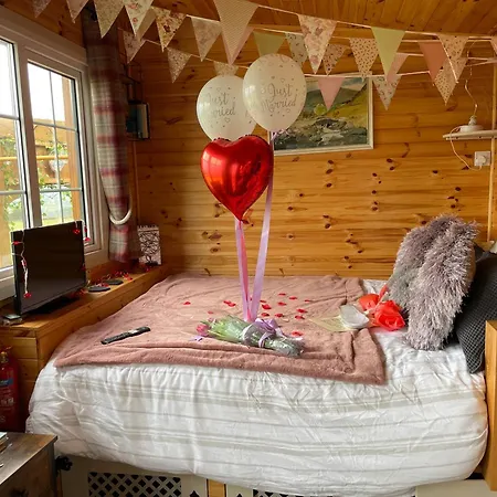 Keepers Shepherd Hut With Hot Tub Dağ evi *