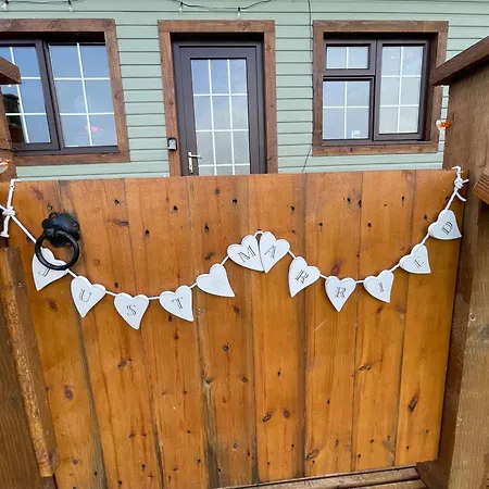 Cuddles & Bubbles Cozy With Jacuzzi Hot Tub * Whitby