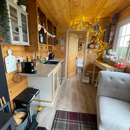 Chalet Keepers Shepherd Hut With Hot Tub