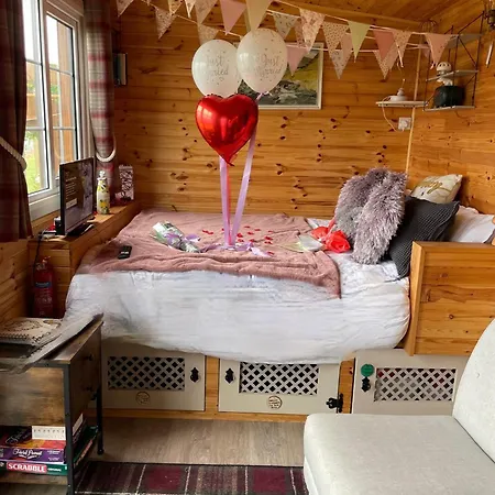 Chalet Keepers Shepherd Hut With Hot Tub