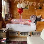 シャレー Cuddles & Bubbles Cozy With Jacuzzi Hot Tub